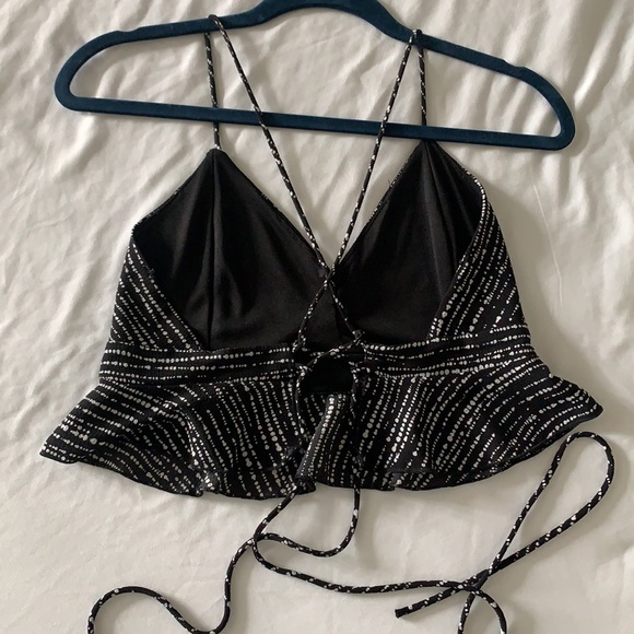 Black and white cropped peplum going out tank top - Picture 2 of 3